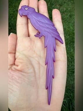 Vintage Buch Deichmann Denmark Purple Parrot Macaw Bird Plastic Brooch Pin 70s